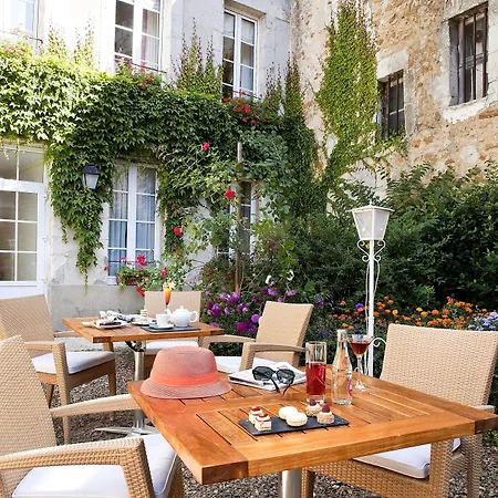 Logis - & Restaurant Du Tribunal Hotel