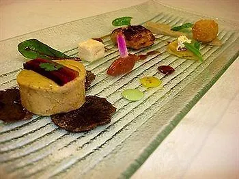 فندق Logis - & Restaurant Du Tribunal 3*