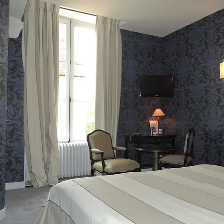 Hotel Logis - & Restaurant Du Tribunal 3*